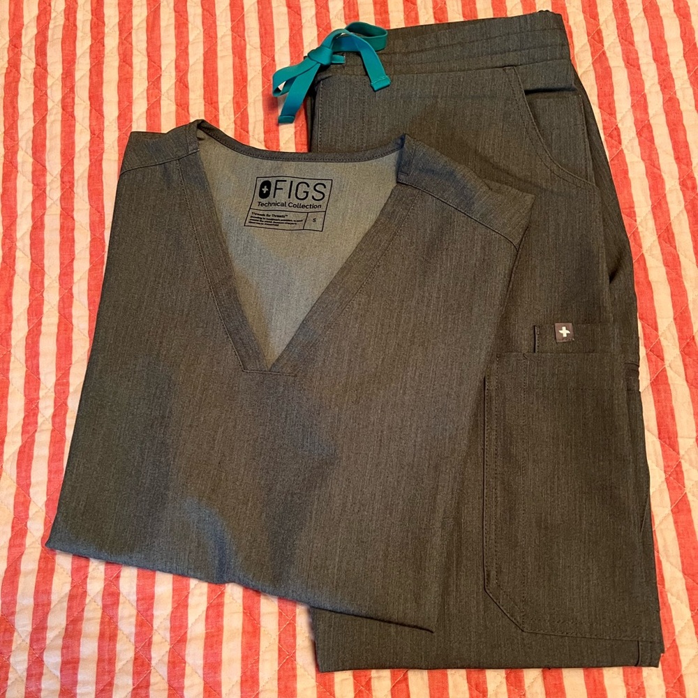 Figs size Small set, Graphite!  Casma scrub top, Yola skinny scrub pants.